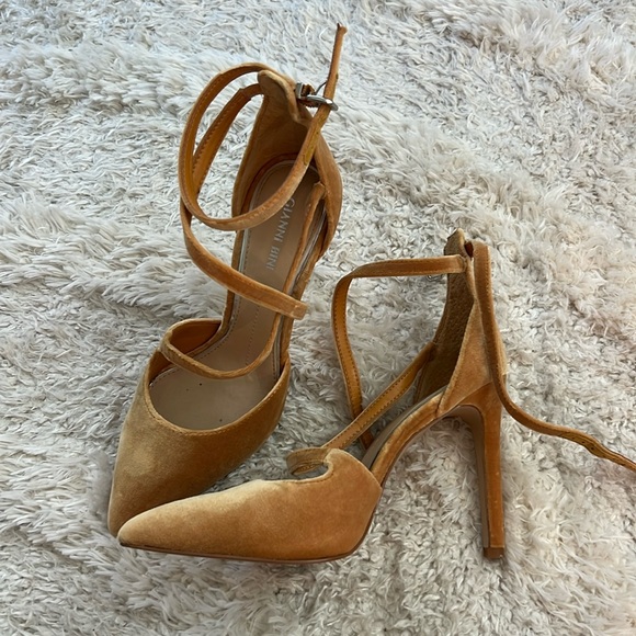 Giani Bini Mustard Pointed toe heel strappy velvet yellow stiletto fall shoe - Picture 2 of 6